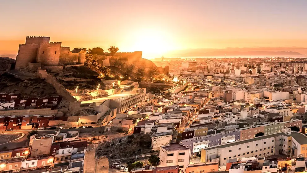 Amanecer en la ciudad de Almer&iacute;a