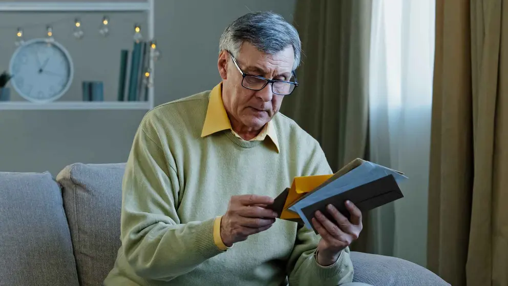 Un pensionista recibe una carta de la Seguridad Social