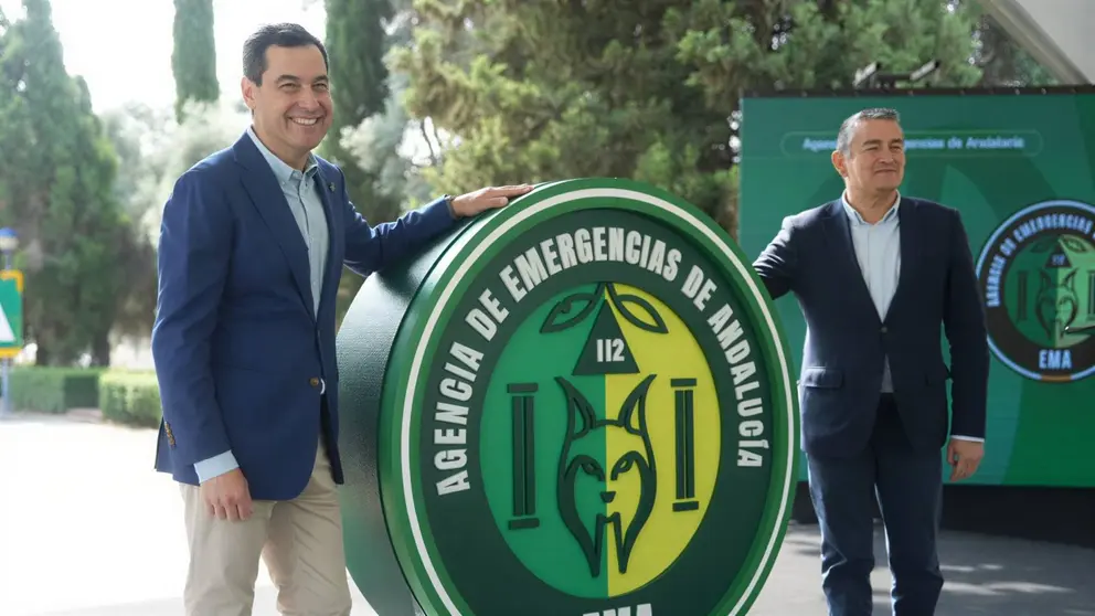 Juanma Moreno junto a Antonio Sanz en la presentaci&oacute;n del emblema de la Agencia de Emergencias de Andaluc&iacute;a