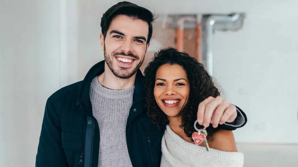 J&oacute;venes tras alquilar un piso