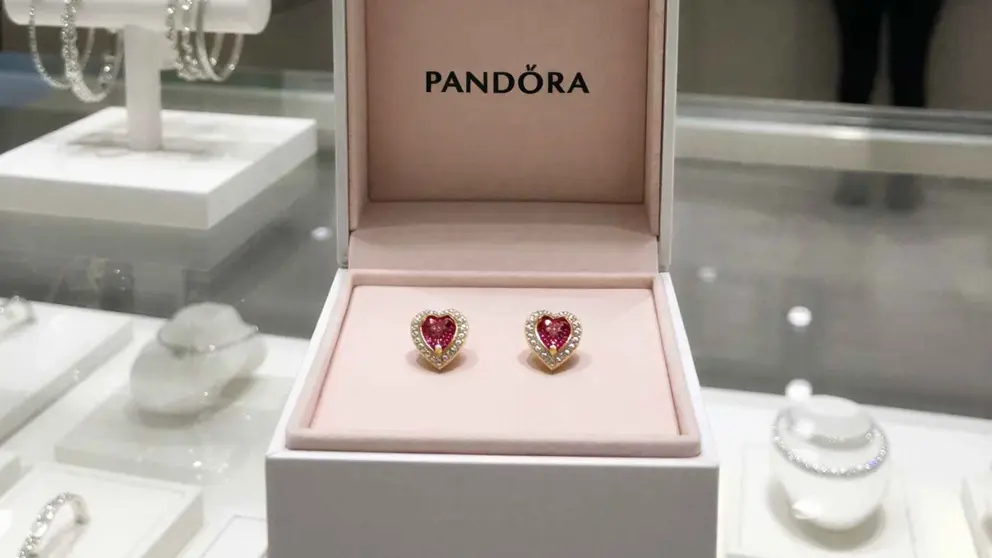 Pandora agotar&aacute; los pendientes de oro y circonitas que todas quieres elegantes y en tendencia