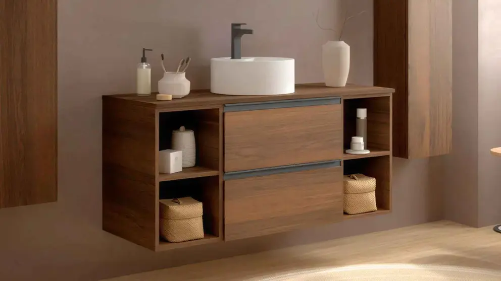 As&iacute; es el sofisticado mueble de ba&ntilde;o de Leroy Merlin de nogal, lavabo cer&aacute;mico y dise&ntilde;o moderno