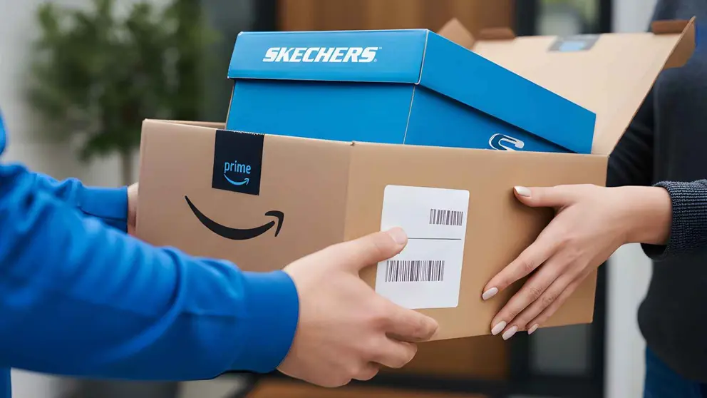Repartidor de Amazon entrega una caja de Skechers