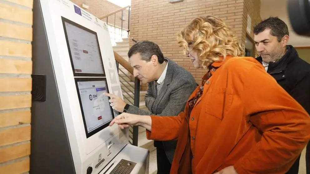 El alcalde de C&oacute;rdoba, Jos&eacute; Mar&iacute;a Bellido; la teniente de alcalde de Servicios Sociales, Eva Contador, y Felipe Luque, de Soluciones Inform&aacute;ticas M