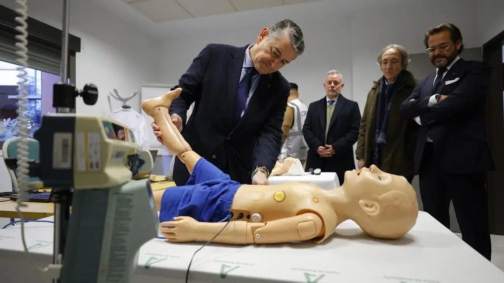 Antonio Sanz, durante su visita al centro de salud de La Rosaleda