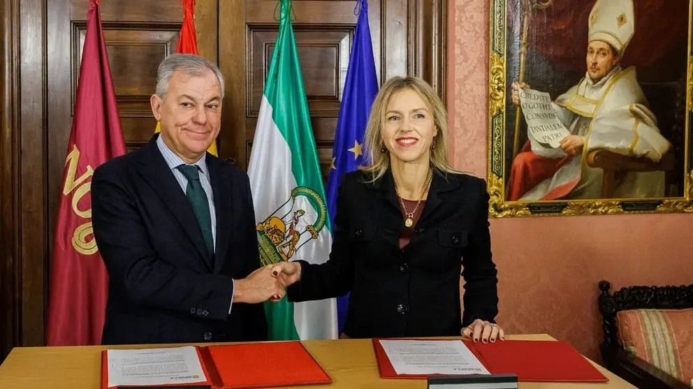 Jos&eacute; Luis Sanz y Cristina Pel&aacute;ez firman el pacto para la apboraci&oacute;n de presupuestos en Sevilla