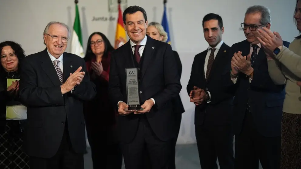 Juanma Moreno, durante un acto con graduados sociales