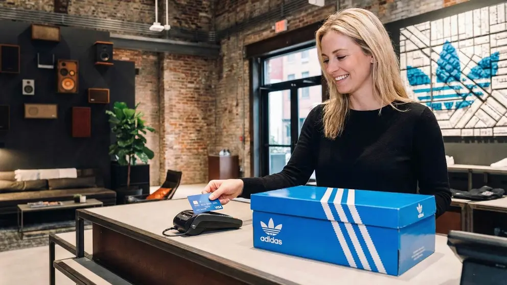 El modelo de Adidas que recupera el esp&iacute;ritu del a&ntilde;o dos mil y encaja con la moda actual | Imagen apoyada en IA