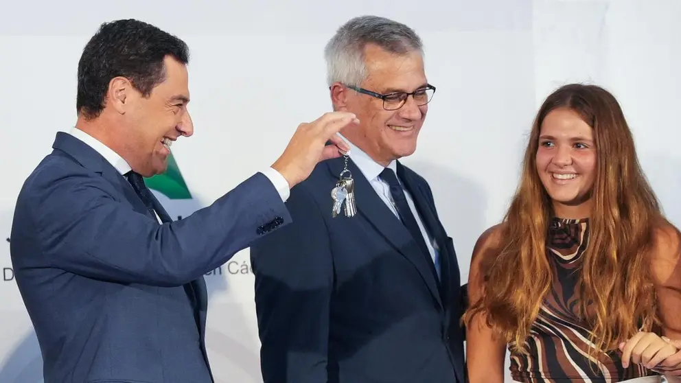 Juanma Moreno, durante una entrega de viviendas