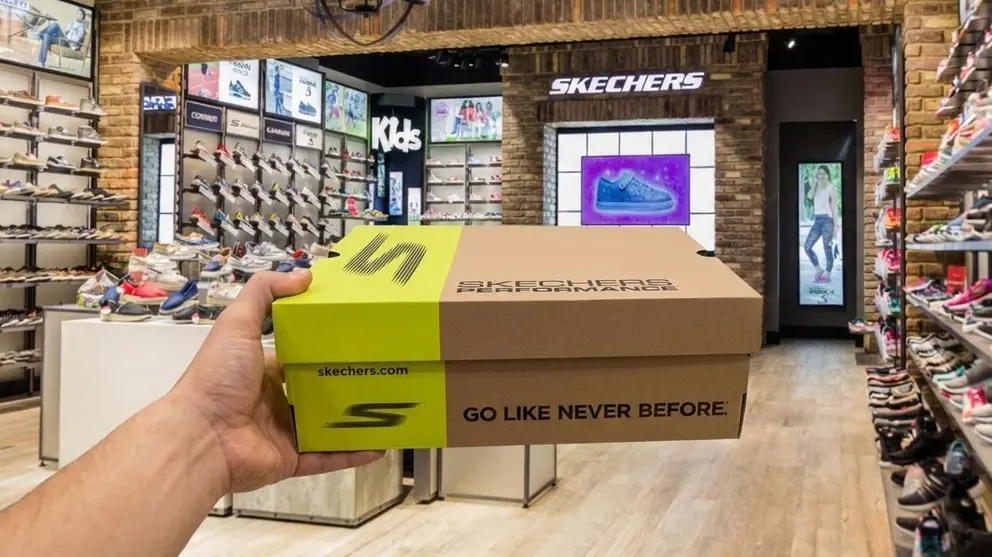 La colaboraci&oacute;n de Skechers que une comodidad extrema y un dise&ntilde;o imposible de ignorar | Imagen apoyada en IA