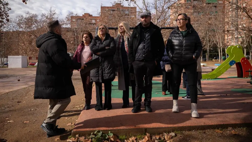 La alcaldesa de Granada, Marifr&aacute;n Carazo, durante su visita al barrio de Cartuja