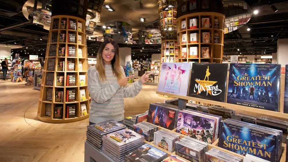 Los vinilos de bandas sonoras que est&aacute;n devolviendo el protagonismo al formato f&iacute;sico | Centro Comercial El Corte Ingl&eacute;s San Jos&eacute; de Valderas | Imagen apoyada en IA