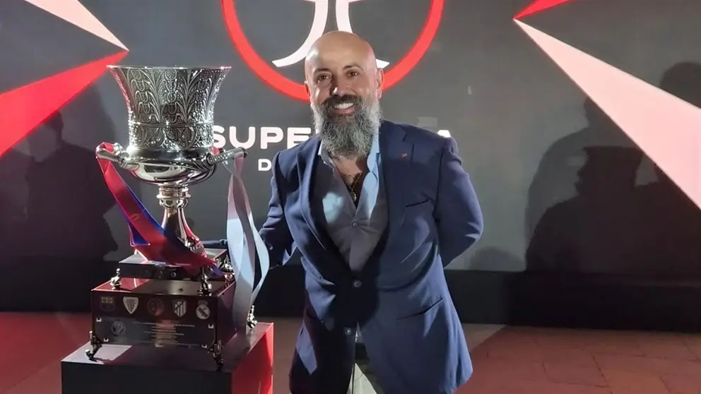 Juan Luis Gil. Tit&iacute;n, junto a la copa de la Supercopa de Espa&ntilde;a este enero de 2026