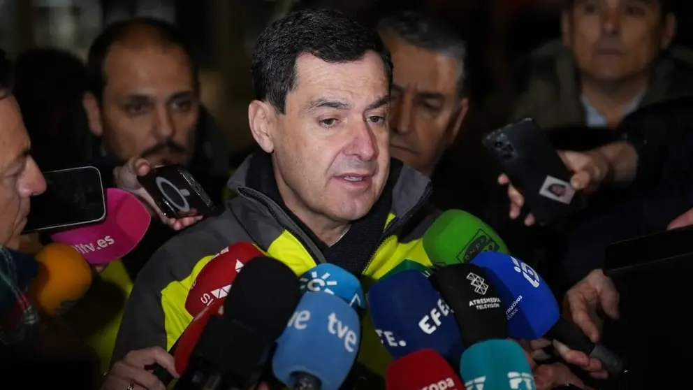 Juanma Moreno atiende consternado a los medios de comunicaci&oacute;n en Adamuz