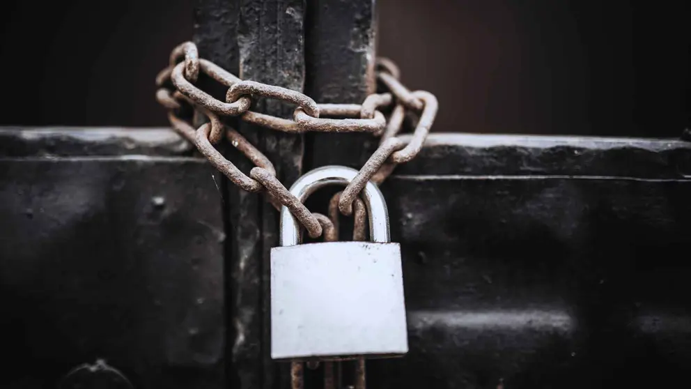 Candado en una puerta