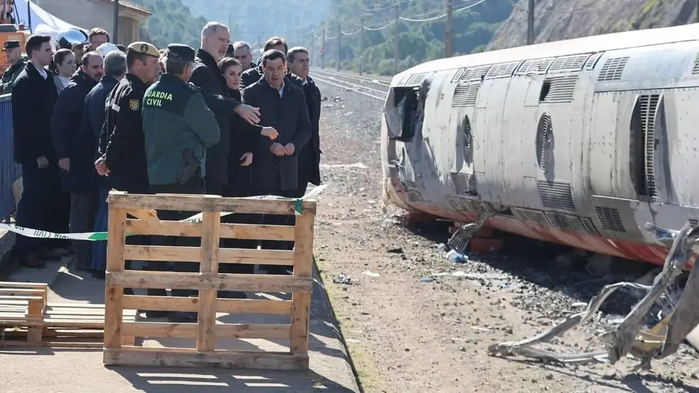 Visita de los Reyes de Espa&ntilde;a a la zona cero del accidente