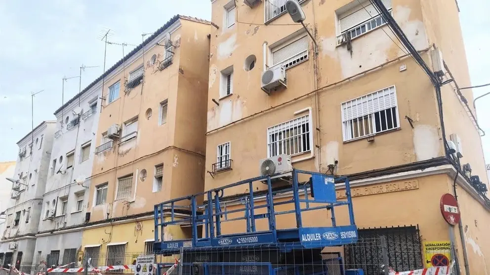 Obras de mejora de eficiencia energ&eacute;tica en un bloque de viviendas situado en la calle Pintor Rosales de Almer&iacute;a