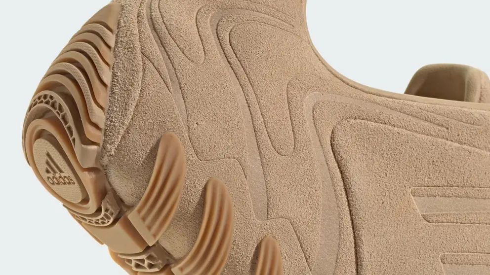 Estas zapatillas casual de Adidas con est&eacute;tica minimalista son ideales para llevar con vaqueros este invierno