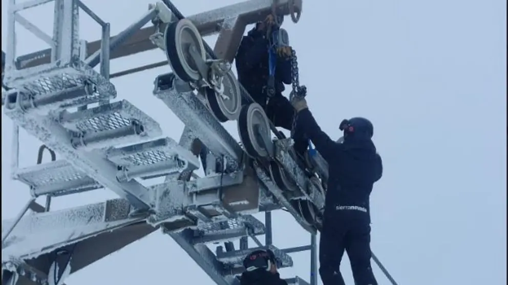 Operarios trabajando en Sierra Nevada