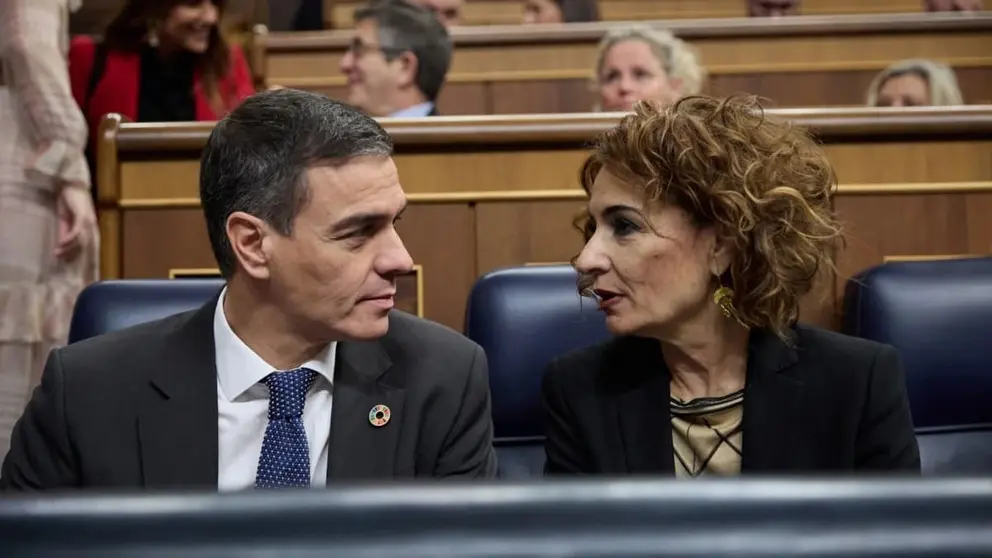 Mar&iacute;a Jes&uacute;s Montero, junto a Pedro S&aacute;nchez