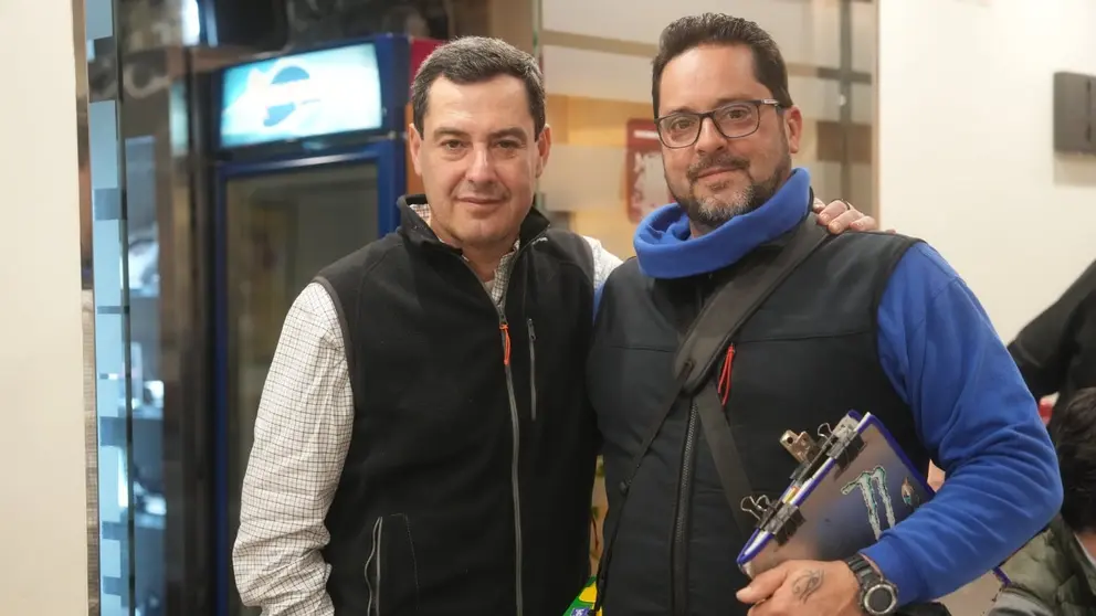 Juanma Moreno, con un venddor de la ONCE de Adamuz que no dud&oacute; en socorrer a las v&iacute;ctimas