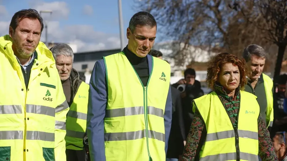 Pedro S&aacute;nchez, junto a &Oacute;scar Puente, durante su visita a Adamuz