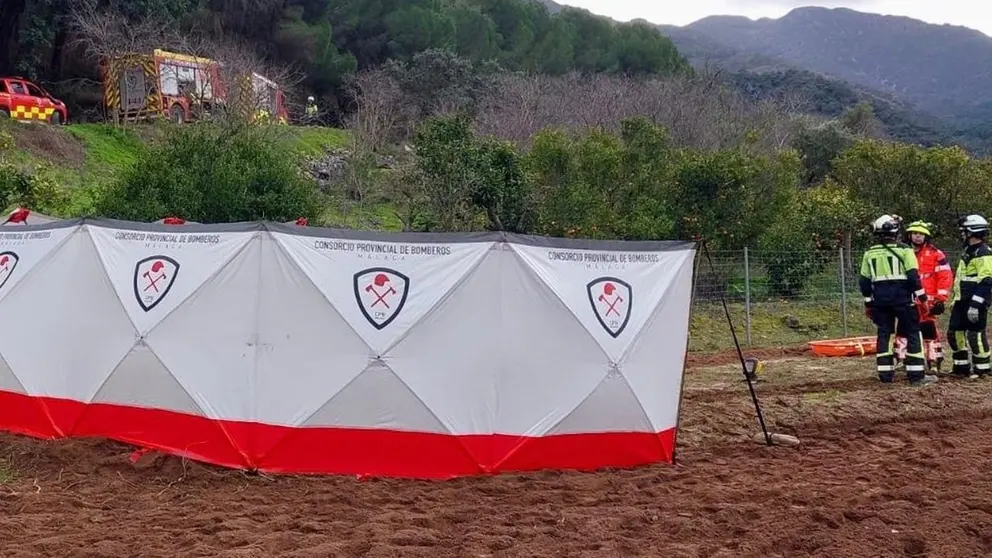 Los bomberos, en el lugar del accidente