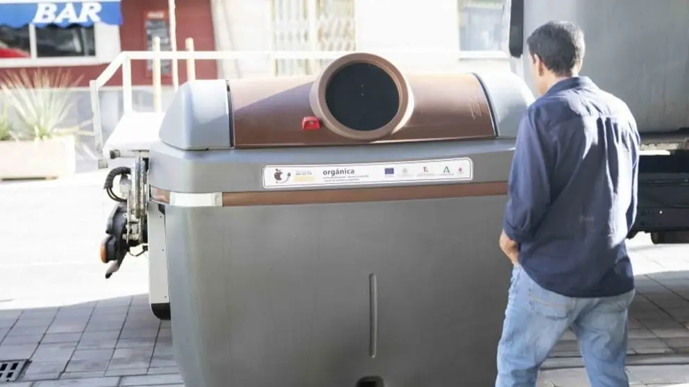 Imagen de un contenedor en Almer&iacute;a