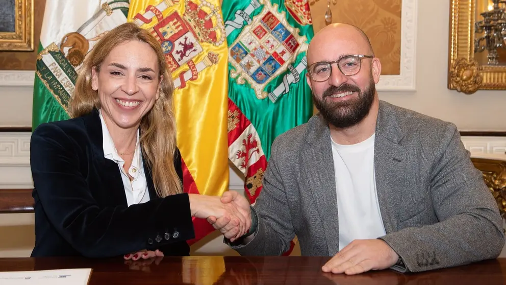 Almudena Mart&iacute;nez y Germ&aacute;n Beardo, durante la firma del acuerdo