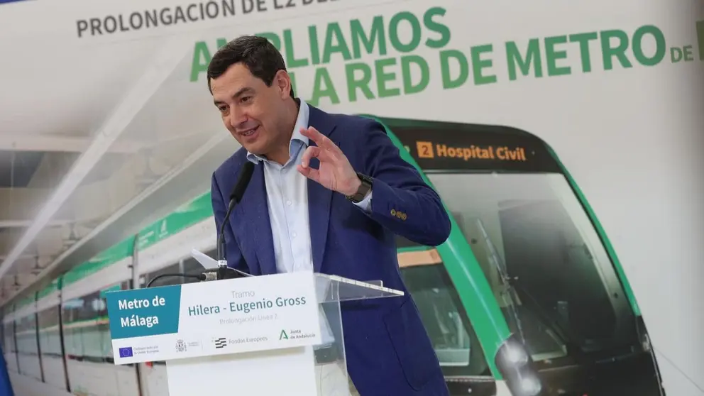 Juanma Moreno, durante una visita a M&aacute;laga