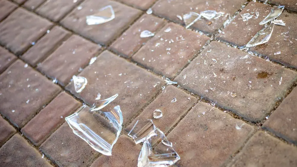 Cristales de un vaso en el suelo