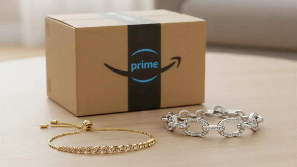 Joyas de Swarovski y Lotus junto a una caja de Amazon