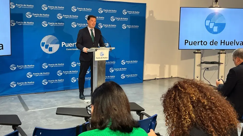 Alberto Santana, presidente del Puerto de Huelva, durante una atenci&oacute;n a los medios