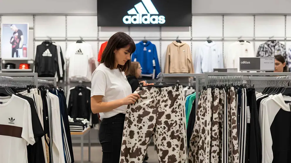 Los 4 mejores pantalones wide leg de Adidas para hacer brillar cualquier outfit del armario.jpg