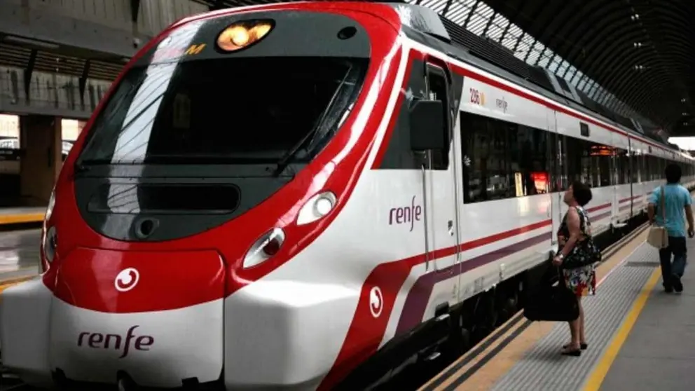 Imagen de un tren de Cercan&iacute;as en la estaci&oacute;n de Santa Justa