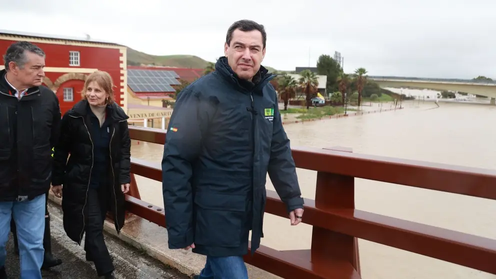 Juanma Moreno durante su visita al Guadalete | Cristo Garc&iacute;a