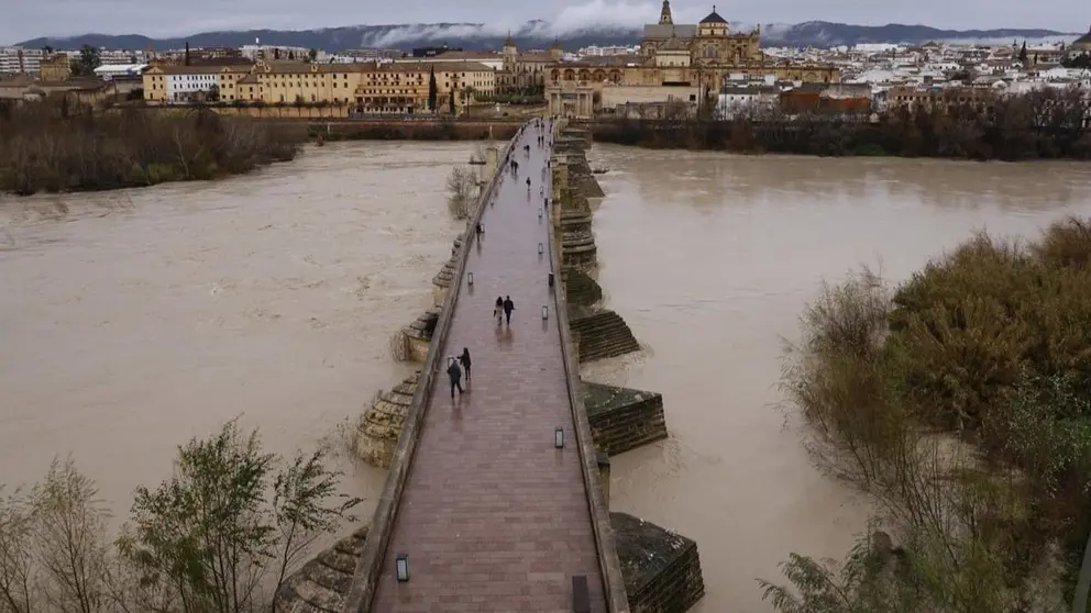Subida del caudal del r&iacute;o Guadalquivir a su paso por C&oacute;rdoba