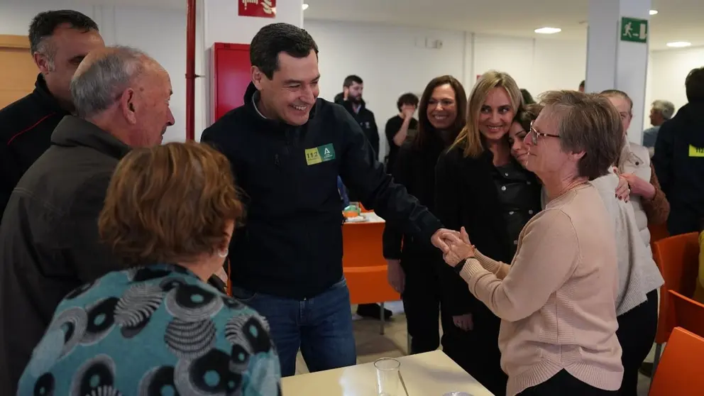 Juanma Moreno, durante su visita a Granada para visitar a los damnificados por el temporal