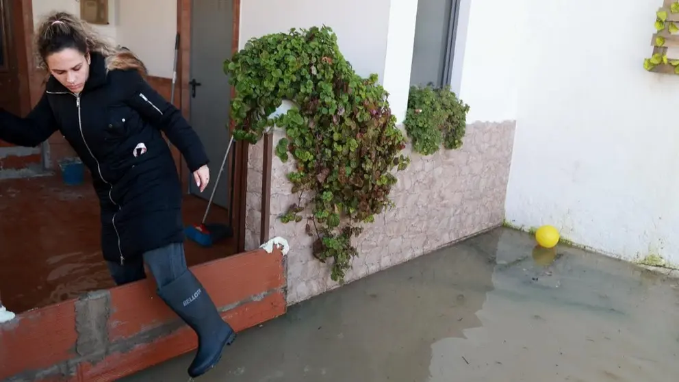 Una afectada con su vivienda anegada | Cristo Garc&iacute;a