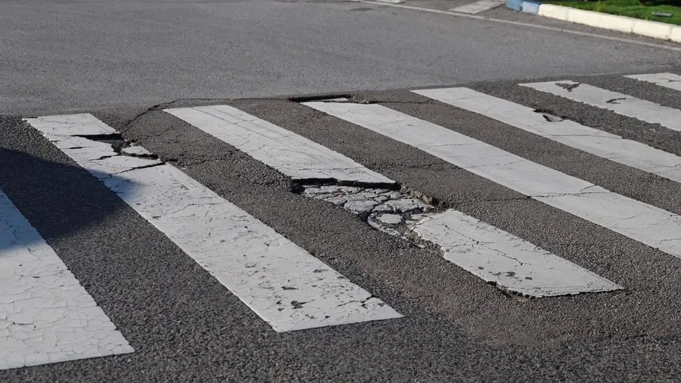 Una calle da&ntilde;ada por el temporal en Marbella