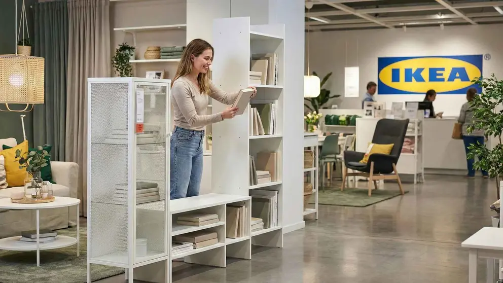 Ikea ficha una combinaci&oacute;n de muebles que saca el m&aacute;ximo partido a la escasez de espacios en salones peque&ntilde;os