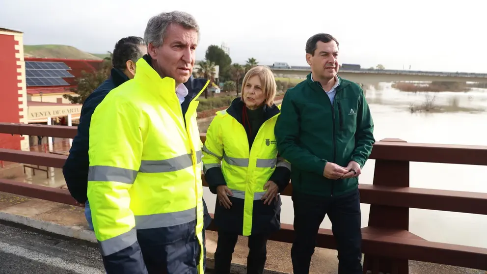 Alberto N&uacute;&ntilde;ez Feij&oacute;o durante la visita a las zonas inundadas en Jerez | Cristo Garc&iacute;a
