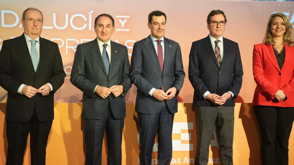 Juanma Moreno, en el centro de la imagen, ha reclamado el apoyo de los empresarios para reconstruir Andaluc&iacute;a