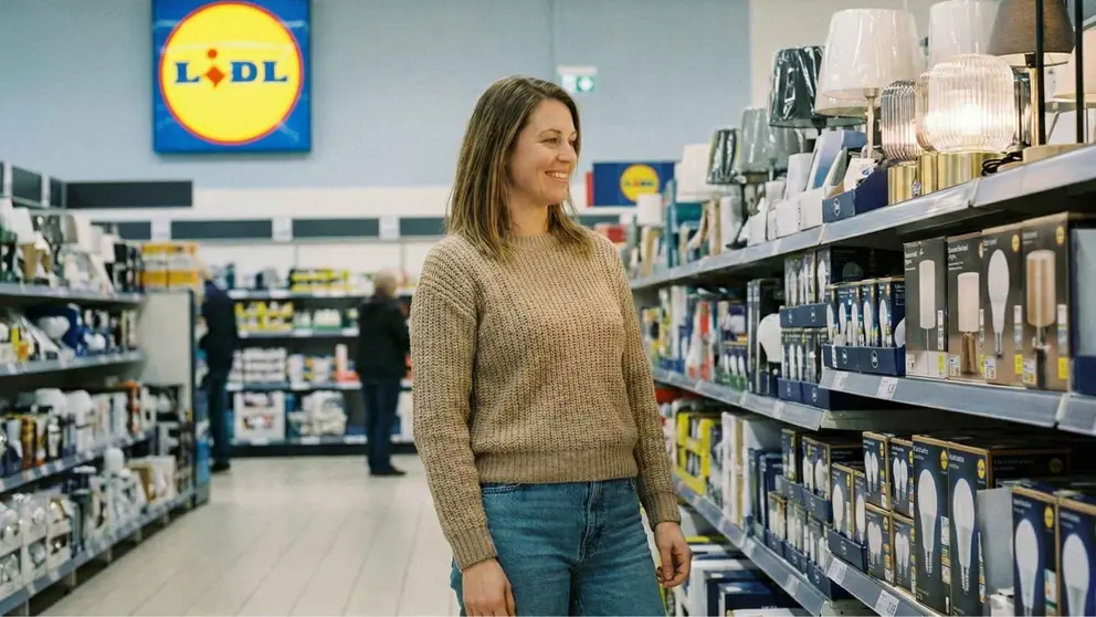 Una mujer en un supermercado de Lidl