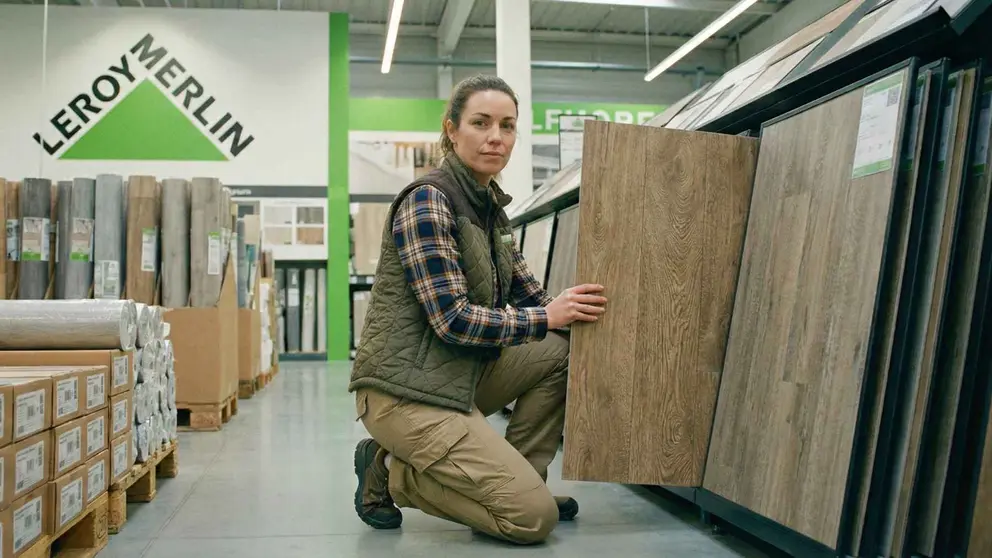 Leroy Merlin sabe que los suelos vin&iacute;licos son una soluci&oacute;n bonita, barata y elegante para decorar tanto el sal&oacute;n como el ba&ntilde;o