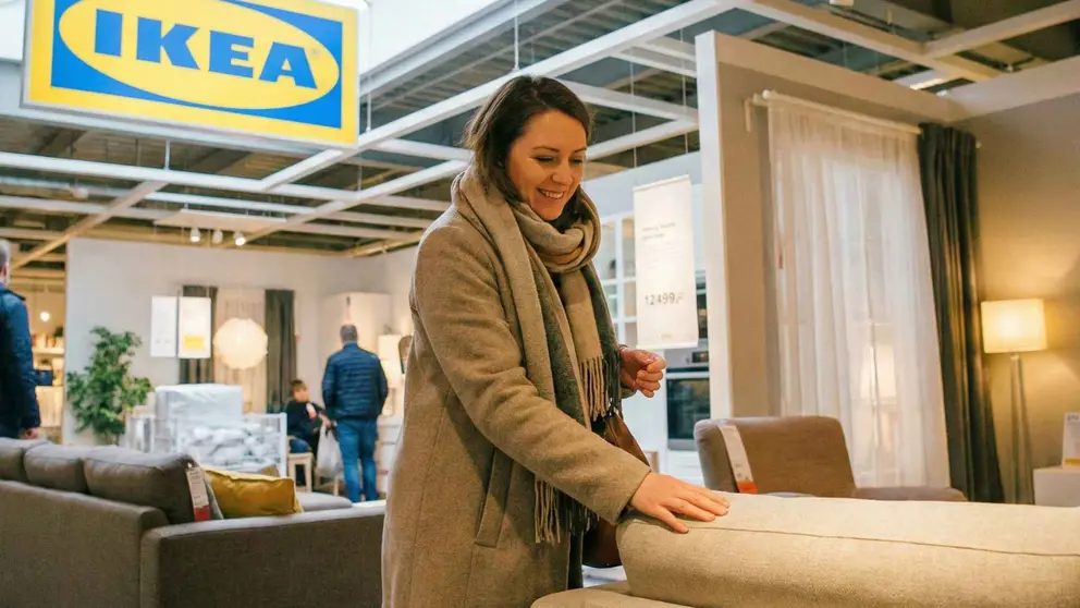 Una mujer en una tienda de Ikea