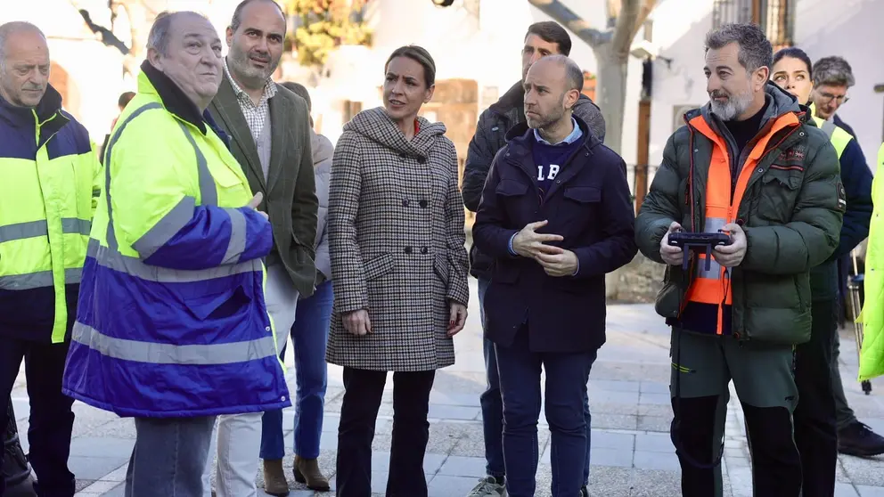 Almudena Mart&iacute;nez, junto al alcalde de Grazalema, Carlos Garc&iacute;a