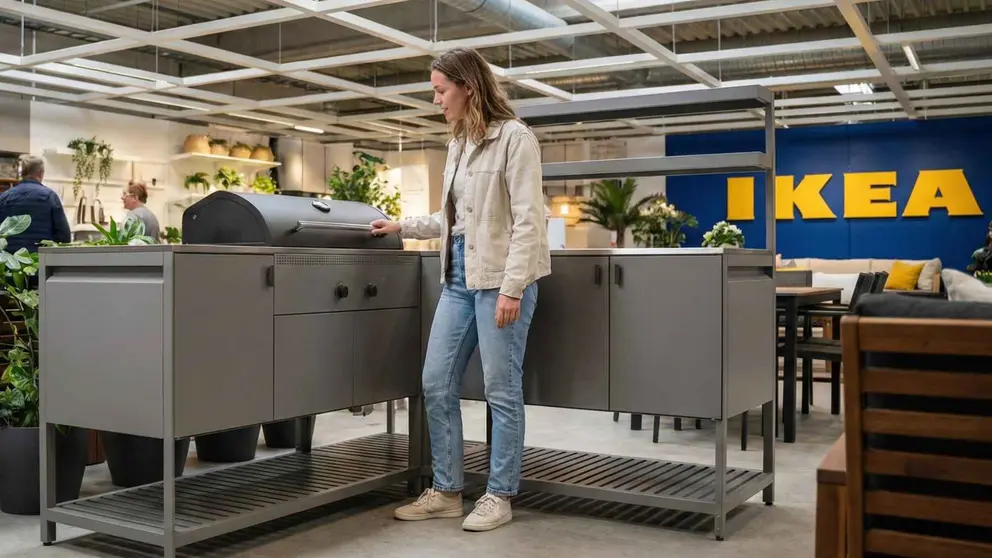 Nueva cocina de exterior con barbacoa de carb&oacute;n de Ikea