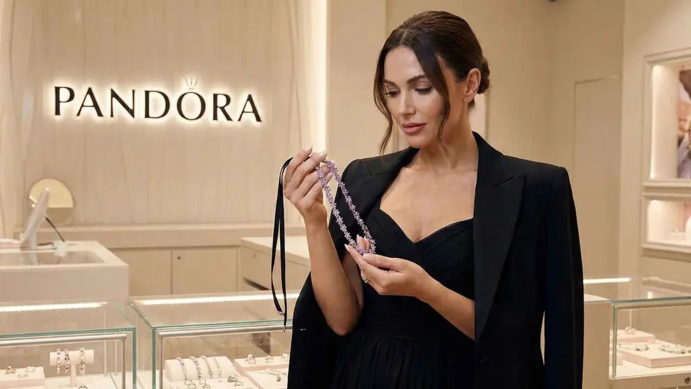 Clienta observa las nuevas joyas de Pandora inspiradas en Los Bidgerton
