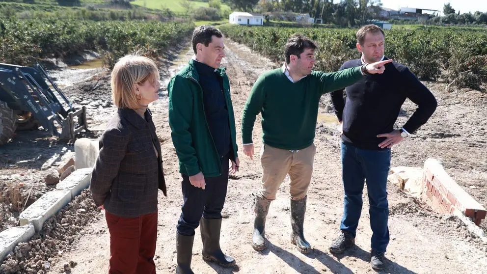 Juanma Moreno, y el comisario europeo de Agricultura, Christophe Hansen, visitan zonas agr&iacute;colas afectadas en Jerez | Cristo Garc&iacute;a